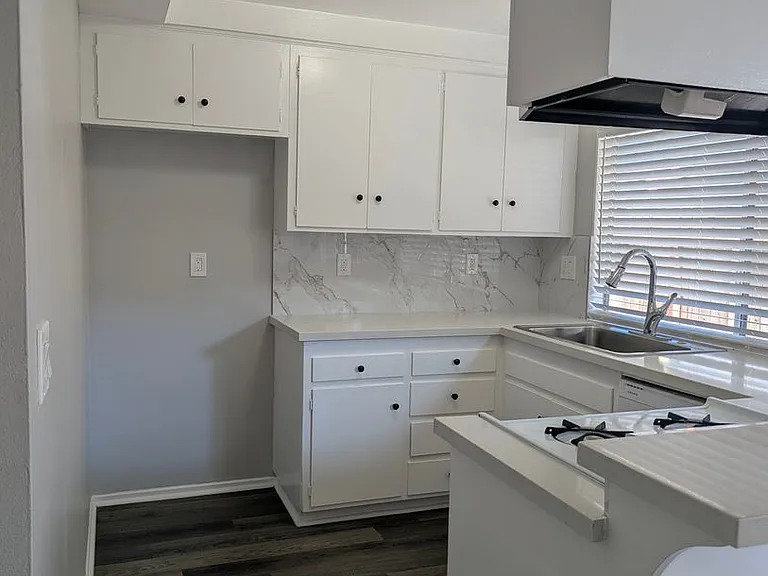 17031 Pinehurst Ln — Photo 5