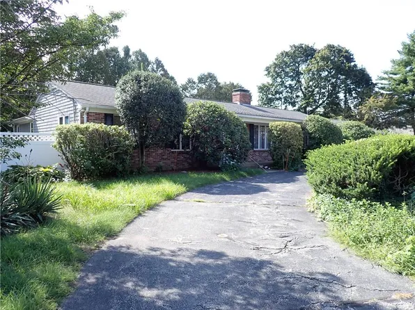 80 Hollyhock Dr, Cranston, RI 02920