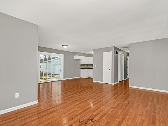 5th image of 868 Edwin Dr