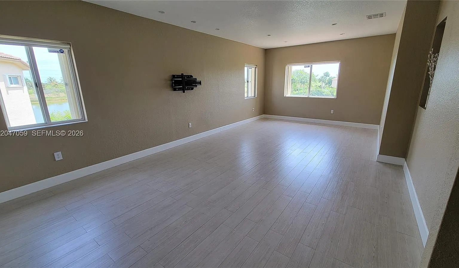 5 bed, 2476 sqft, $4,250 — Photo 4