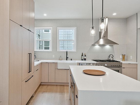 4th image of 1492 Larkin St APT 4