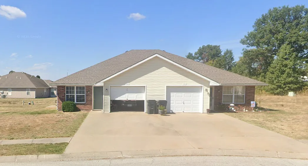 Photo 1 of 13 - 216 NW Parker Dr #216 - Grain Valley, MO Primary Photo - 216 NW Parker Dr #216
