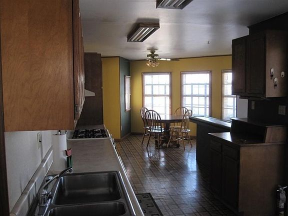 4th image of 615 Oak St