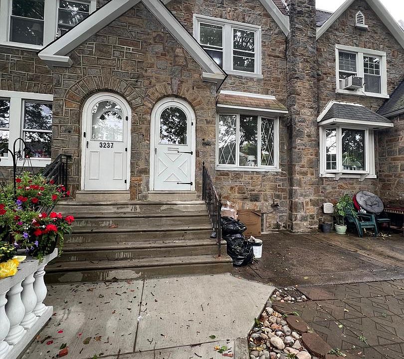 1st image of 3239 Wellington St