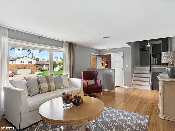 3rd image of 922 Park Dr