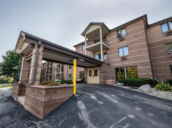 530 N Silverbrook DRIVE #104, West Bend, WI 53090