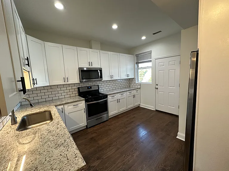 1427 N Laramie Ave #2 — Photo 2