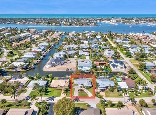 1696 Sandpiper St, Naples, FL 34102