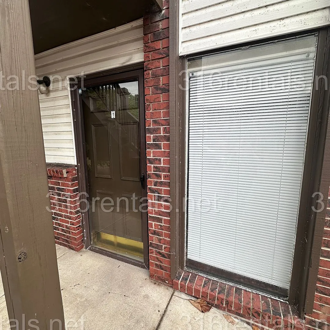 359 E Marion Ct — Photo 2