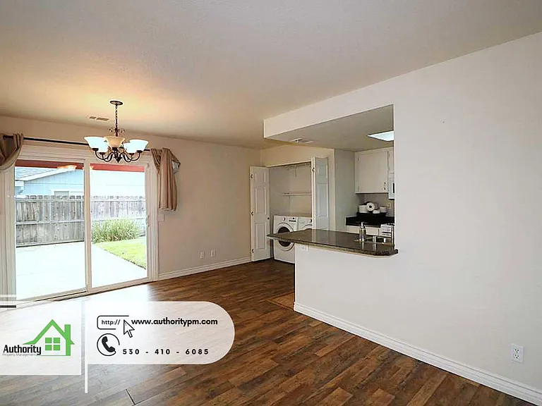 808 Springer Dr — Photo 3