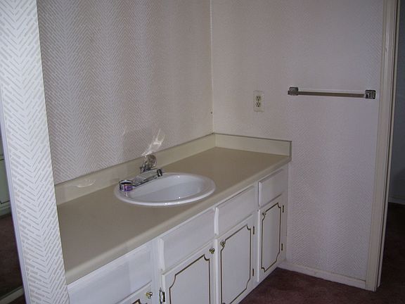 5th image of 972 Bloomfield Village Blvd #1