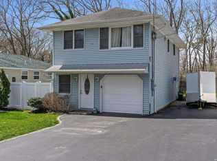 126 Panamoka Trl, Ridge, NY 11961