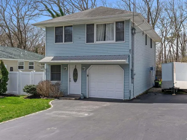 126 Panamoka Trail, Ridge, NY 11961
