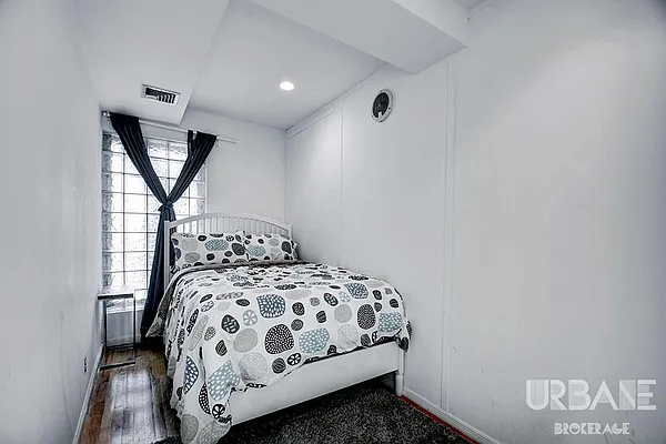 Rented by Urbane Brokerage | media 74