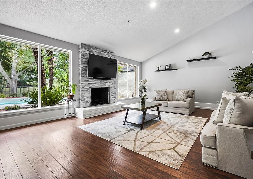 1st image of 28 Bendwood Dr