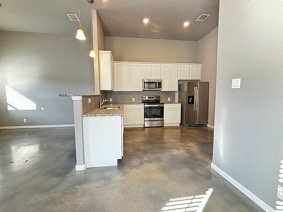 5th image of 940 Country Club Dr #B