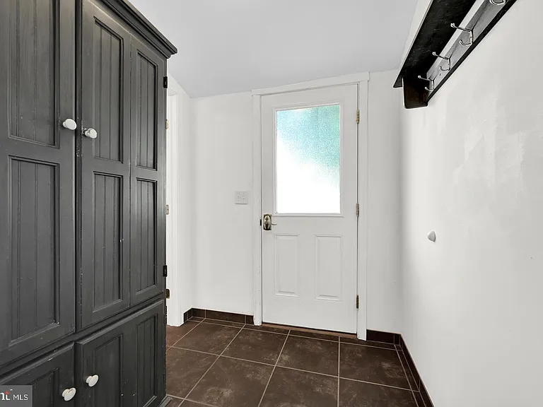 129 N Railroad St — Photo 3