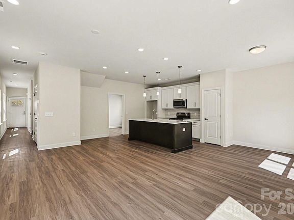 3rd image of 562 W Wilson Ave