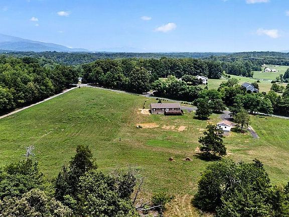 3rd image of 462 Burchs Creek Rd