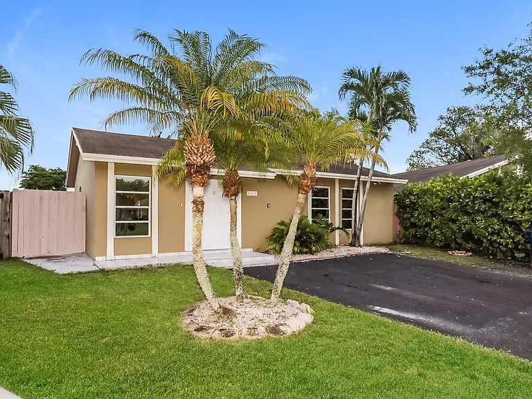 4205 SW 137th Ct — Photo 2