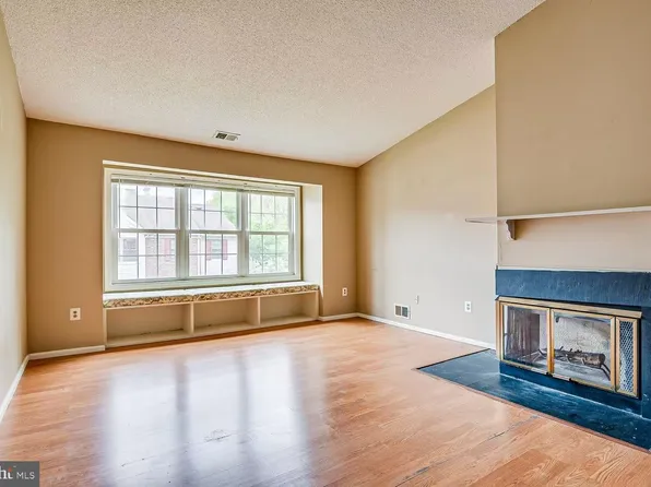 24 Chamberlin Ct, Lawrence Township, NJ 08648