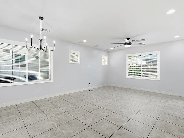 216 E Beatryce St — Photo 19