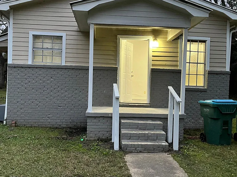 Agnes St — Photo 19