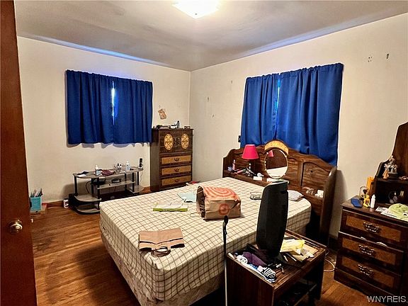 4th image of 218 East St