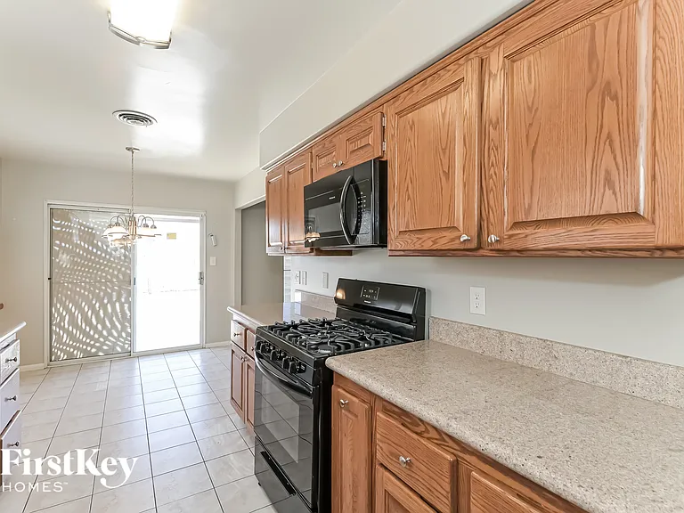 518 E Fairway Rd — Photo 7