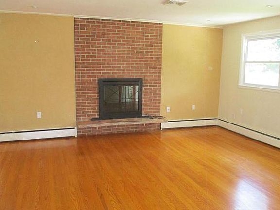 4th image of 4002 Essex Rd