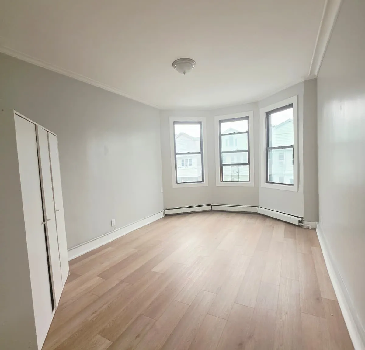 3 bed, 1000 sqft, $2,200 — Photo 4