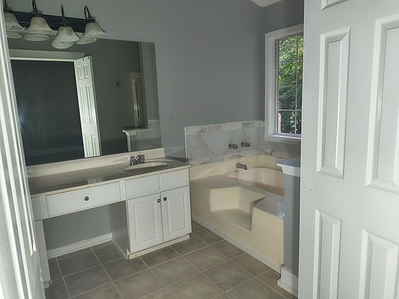 5th image of 730 Ashford Cove Dr