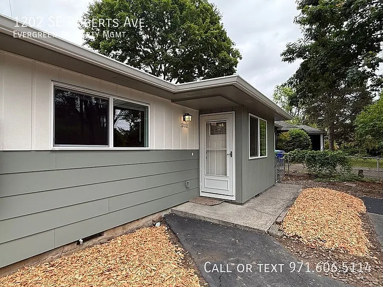 1202 SE Roberts Ave — Photo 2