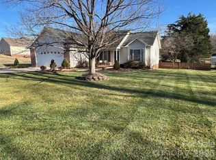 1238 Pennwood Dr, Hickory, NC 28602