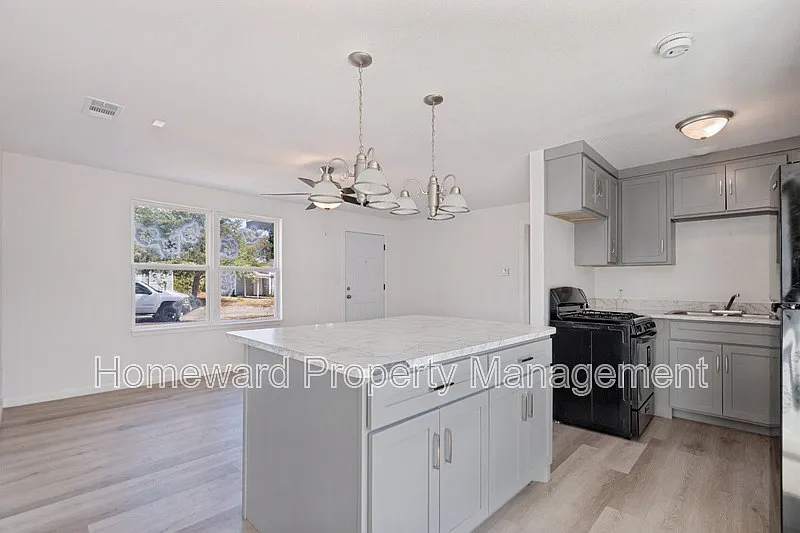 3 bed, 1.0 bath, 1140 sqft, $1,500 — Photo 2