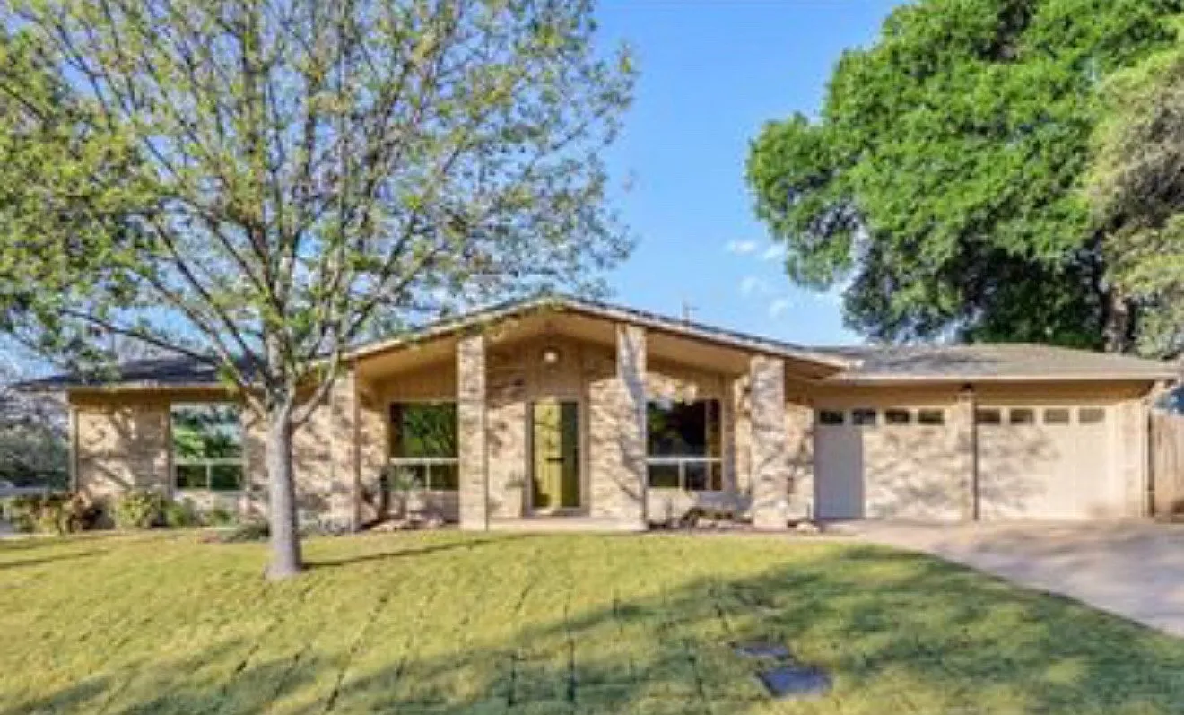 2504 Deerfoot Trl — Photo 1
