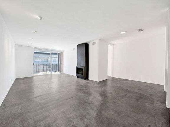 3rd image of 1147 N Clark St APT 105