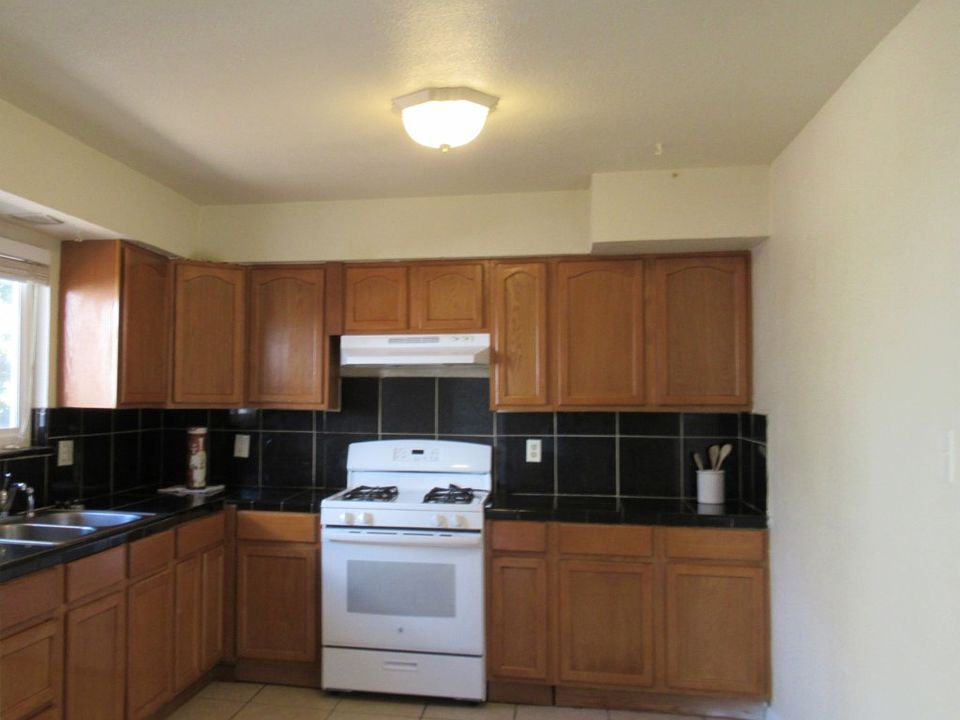2nd image of 450 W 11th St