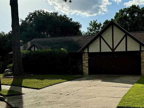 3rd image of 10410 Crescent Moon Dr