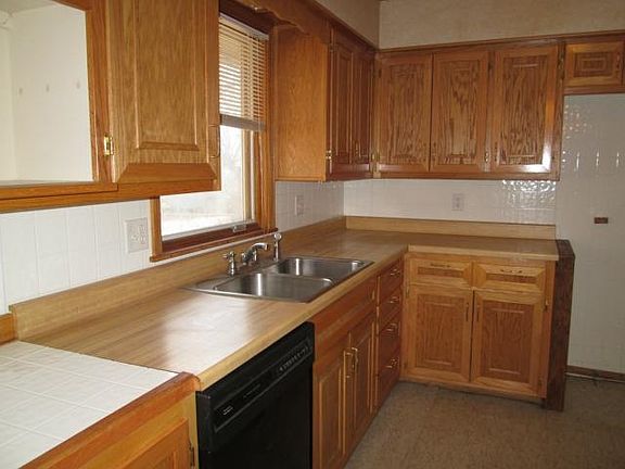Newly updated kitchen with all new oak cabinetry