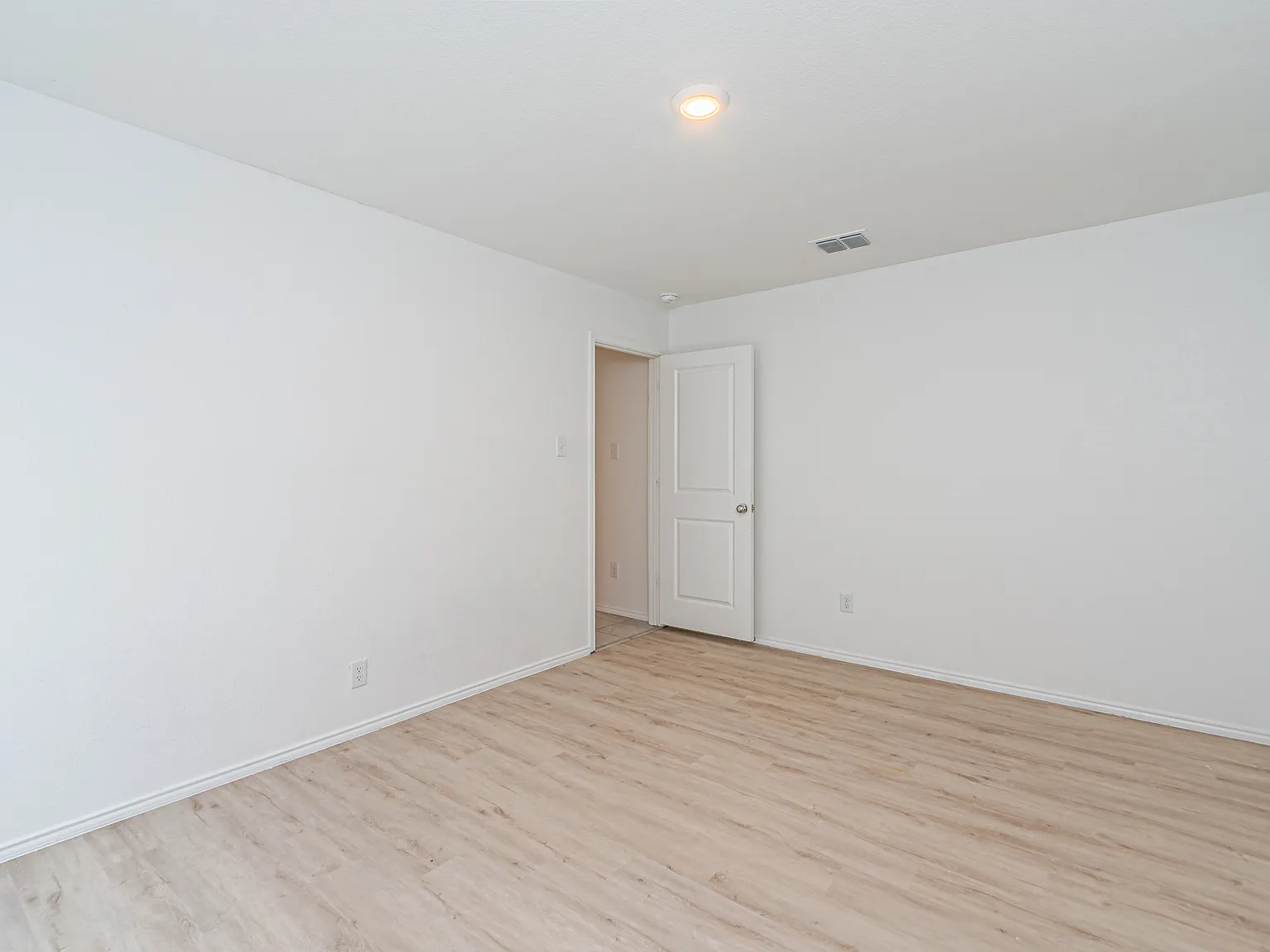 3 bed, 2000 sqft, $2,150 — Photo 3