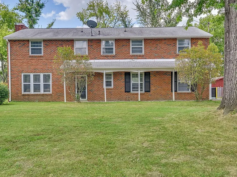 655 Harding Pl — Photo 2
