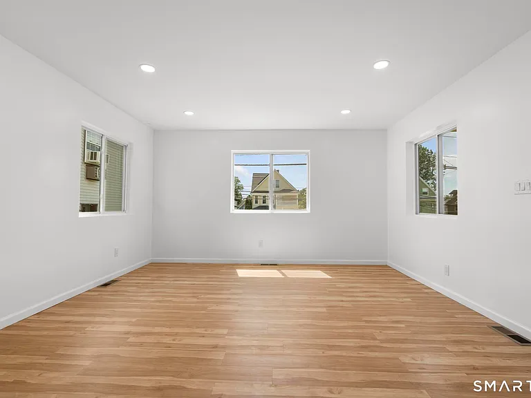 810 Brewster St — Photo 9