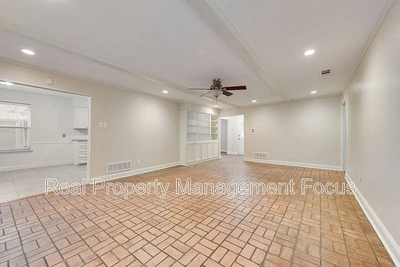 3 bed, 2.5 bath, 2091 sqft, $2,295 — Photo 4