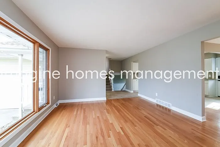 4 bed, 2.0 bath, 2160 sqft, $2,700 — Photo 4
