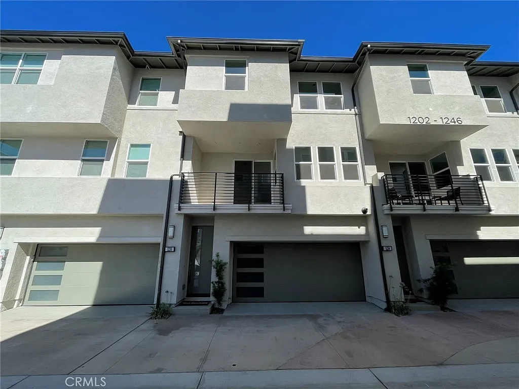 2 bed, 2.5 bath, 1222 sqft, $3,750 — Photo 1
