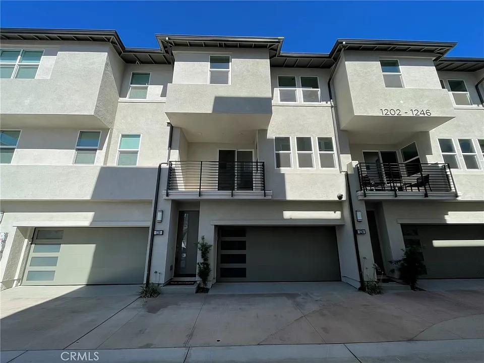 1230 W Bushell St