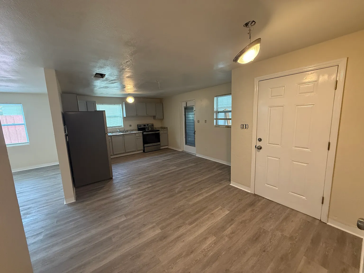 3 bed, 1144 sqft, $1,800 — Photo 1