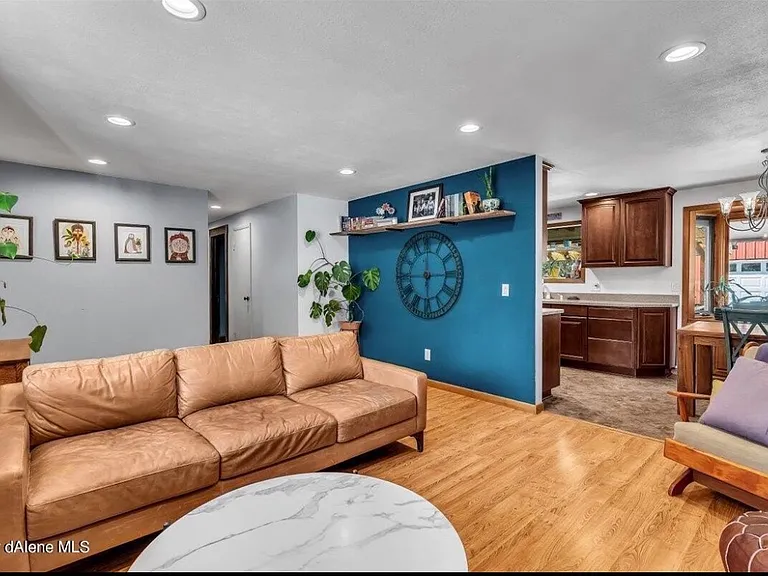 1705 E Satre Ave — Photo 15