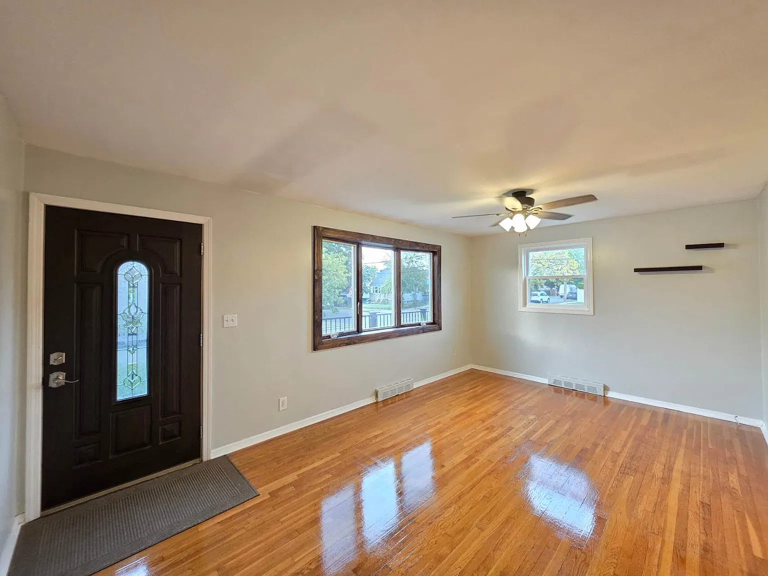 3 bed, 864 sqft, $3,600 — Photo 2